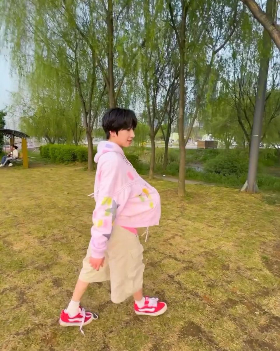 pervhoon's tweet photo. #IMAGINE “i have a ton of candy in my van 🙂” is what Sakuya would hear Taeil tell him everyday when he’d be going home from school. Although he was taught to never listen to a stranger, he reaaally craved candy that one day so he just listened to the old man. In the truck (…) https://t.co/Q9lyNtZELg
