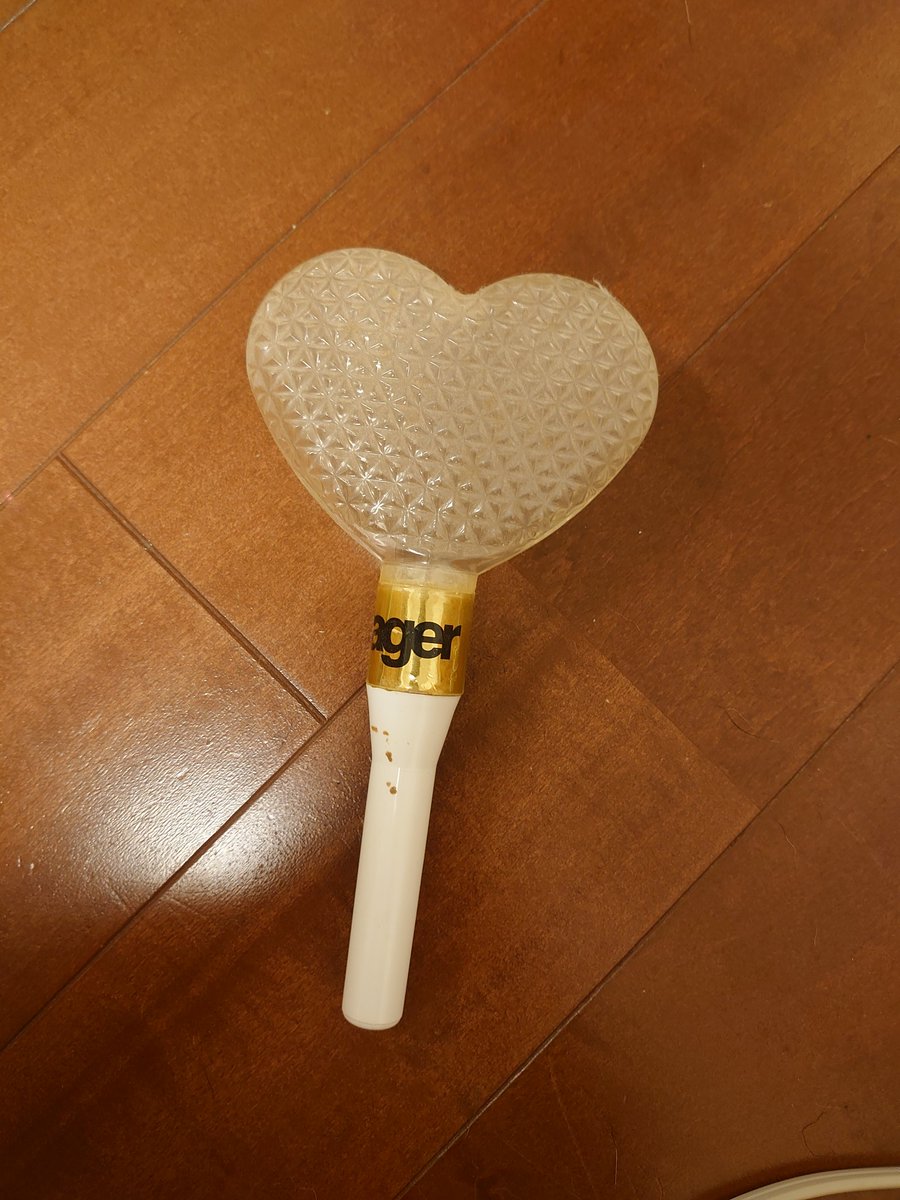 gogo_nyaaago's tweet photo. 最初は光だけのペンライトを使ってたんだけど、マッチの応援グループのひとつが透明な下敷きをハート型に切って油性のマジックでピンクに塗ってペンライトにくっつけて使ったの。
ある時ファミリークラブから「これ商品化していい？」って言われて生まれたのが元祖ハートペンラです。 https://t.co/kUdB39fjc1