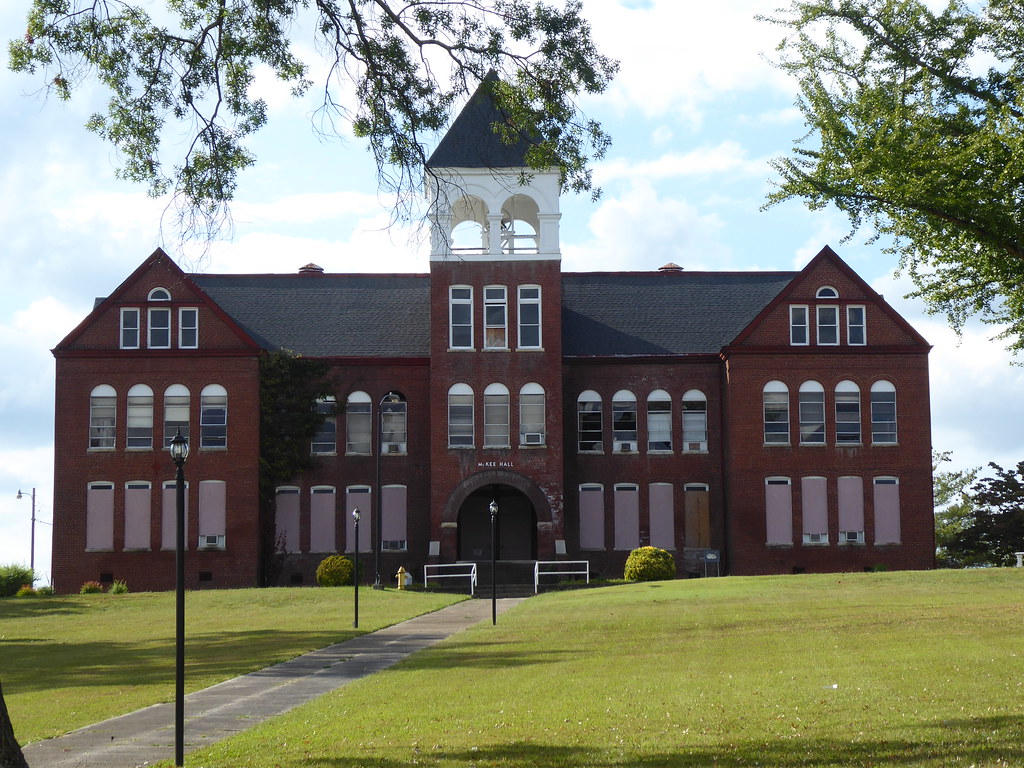 HBCUSports1's tweet image. After 27 years without accreditation Historic Knoxville College leaders say they are poised to apply for reaccreditation within 30 days as they search for the next president
per-Angela Dennis