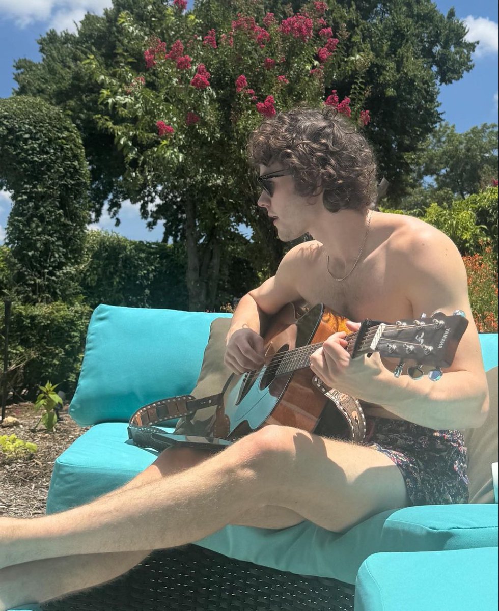 levimiller.update tweet media