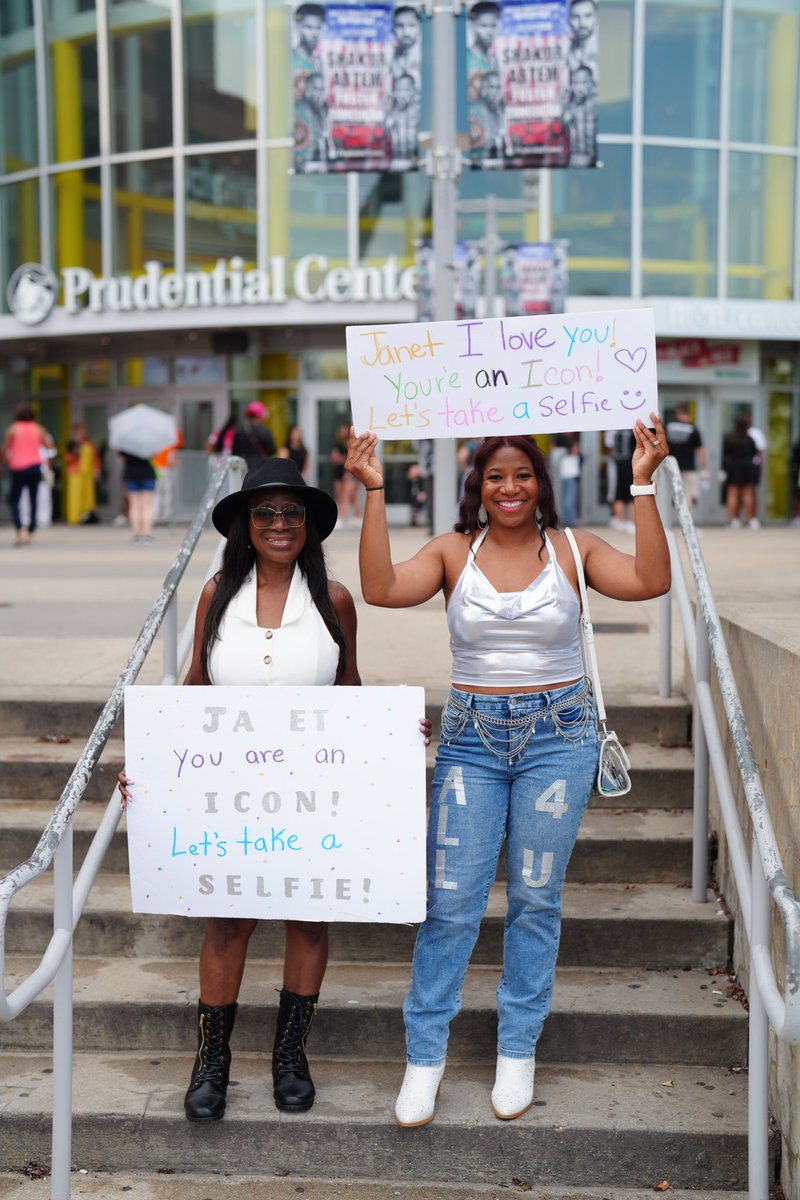 Manisha_08's tweet photo. I paid the difference for MEET AND GREET  @Ticketmaster  back in April to upgrade it and they never did!!  @Prudential @JanetJackson She come from NC to see you, she was ready to meet you  😭 https://t.co/u5K6tOog86