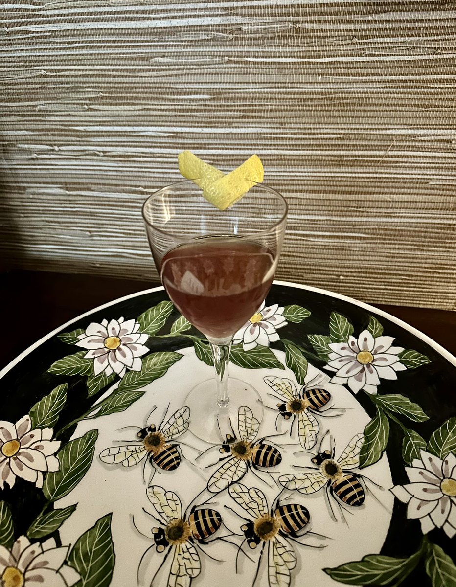 ACPRazzo's tweet image. ‘The Bee’s Knees’(‘Razzo Powered)! It’s the height of pollinator season - celebrating the 🐝

🐝 1.5 oz gin
🐝 1.0 oz Amaro Cinpatrazzo 
🐝 .75 oz lemon juice
🐝 .5 oz honey simple syrup