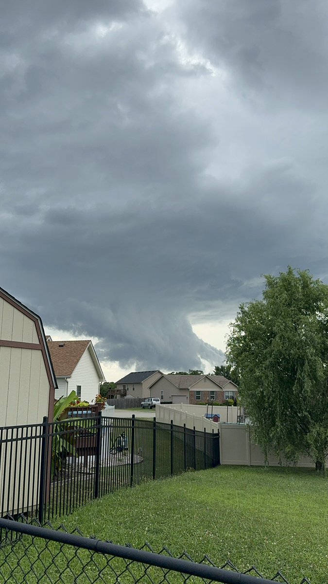 kriblet1989's tweet photo. @MarcWeinbergWX this cloud is crazy looking in Mt. Washington. https://t.co/YgnsR1g7OI