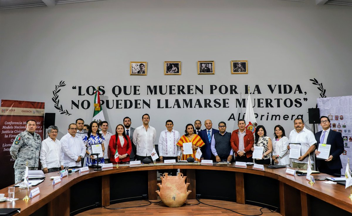 SESNSP's tweet photo. Como consolidación de uno de los pilares del Modelo Nacional de Policía y Justicia Cívica #MNPyJC hoy formalizamos los convenios de colaboración del licenciamiento del Sistema Integral de Justicia Cívica entre el @SESESP_GobOax, las entidades federativas beneficiadas y el @sesnsp https://t.co/cLdkTUS9CP