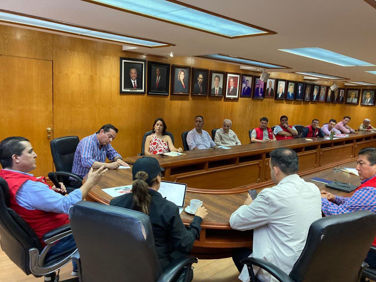 📌 Nuestra dirigencia del <a href="/PRIVeracruz_/">CDE PRI Veracruz</a>, encabezada por <a href="/AdolfoRamirezA5/">Adolfo Ramirez Arana</a> y <a href="/lorenapignon_/">Lorena Piñón Rivera</a>, sostuvieron una reunión de trabajo con los integrantes de nuestro Comité Estatal.

¡Los priistas estamos firmes con #Veracruz y con #México 🇲🇽!