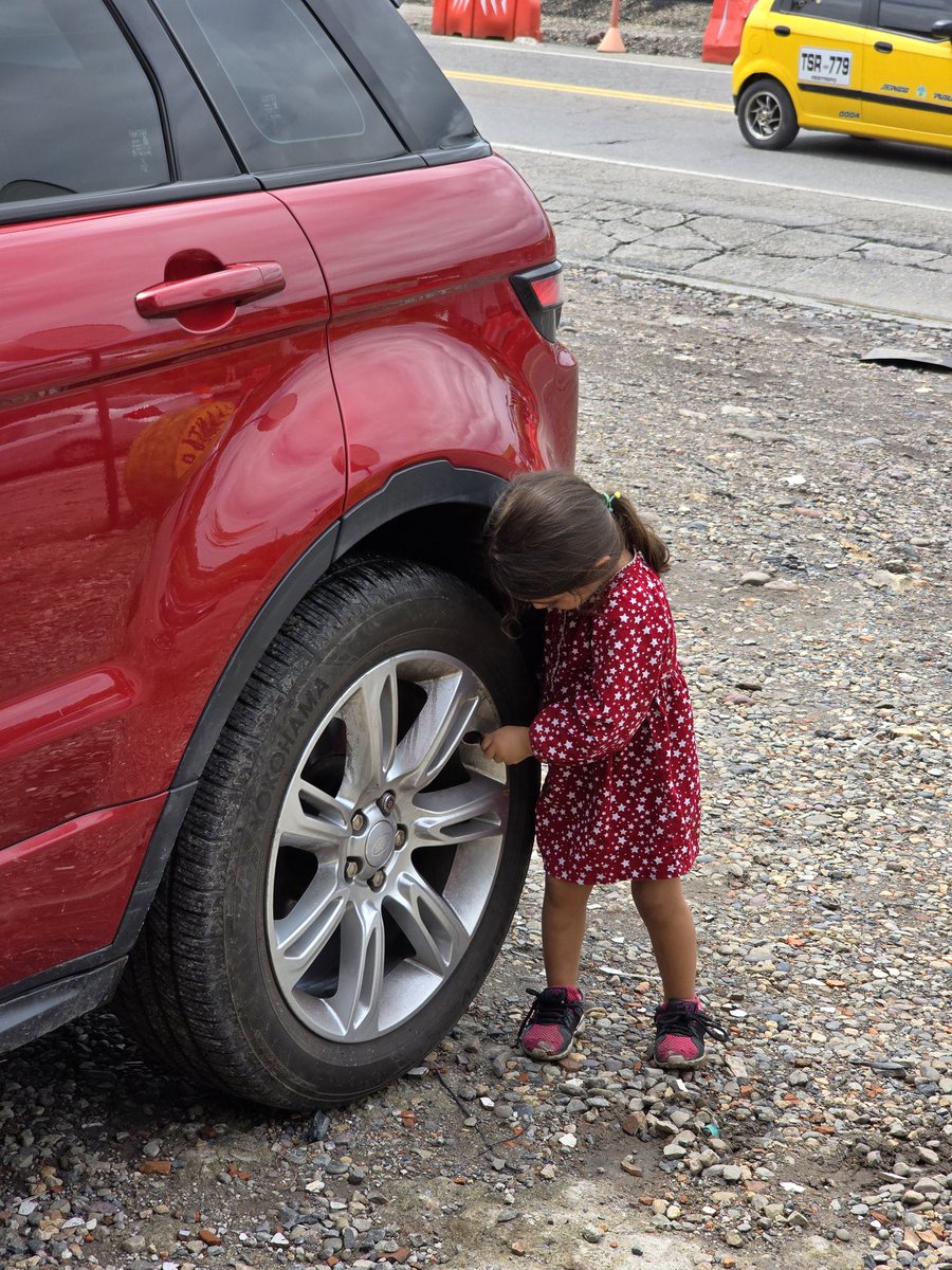 Ondippulee's tweet photo. This little 2 year old, that is the size of the wheel, was helping her father fill air and close the valve stem cap.
I usually pay 4000-5000 pesos for air, and this time, I paid 10000 pesos to this cute assistant.
#ProjectMeta https://t.co/NlZODVata0