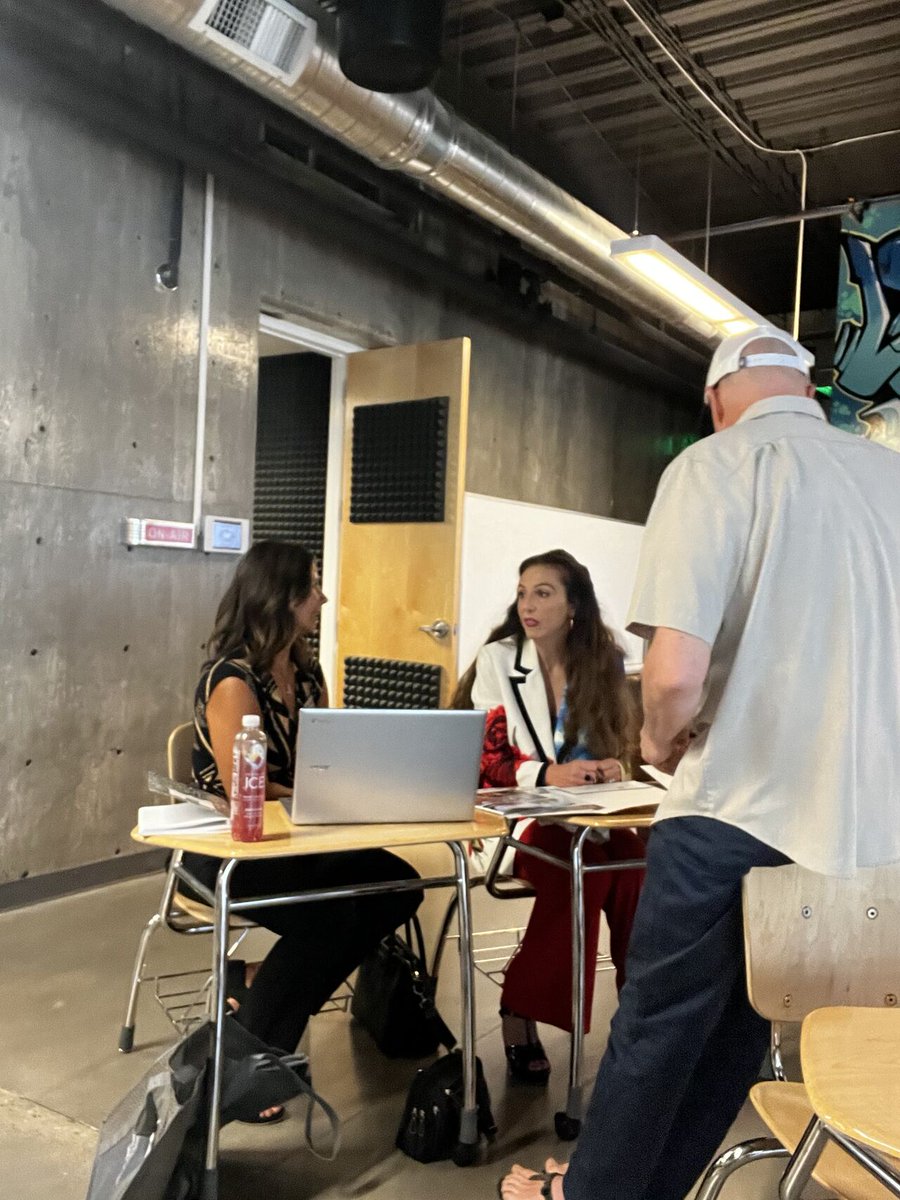Verisage's tweet photo. Had a great time helping other business owners with their marketing today. We helped businesses create content that includes links to relevant content from other participants' sites. I'm at the desk running the computers trying to keep things organized. 😀 https://t.co/Jg3tTayj09 https://t.co/LnFg1bEyww