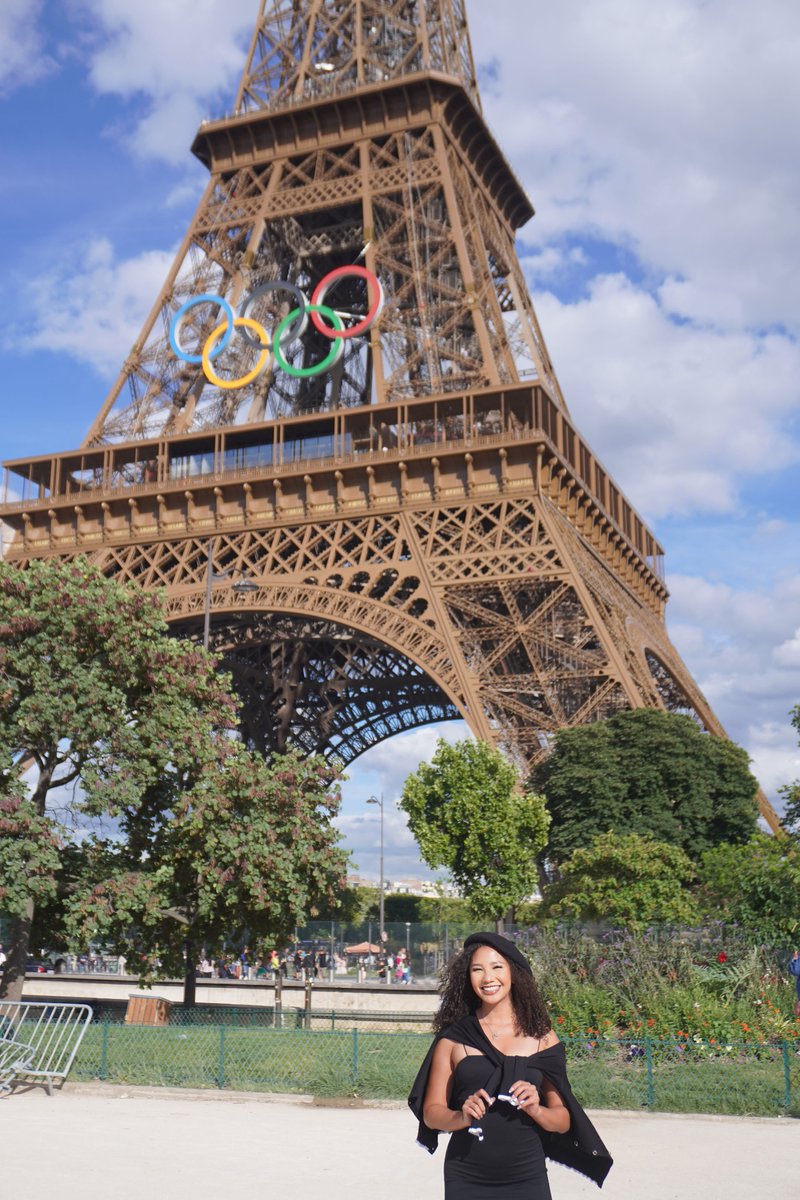 itssmaliyah's tweet photo. just came to say hi from the Eiffel Tower 🇫🇷 https://t.co/XyNBZKKAD7