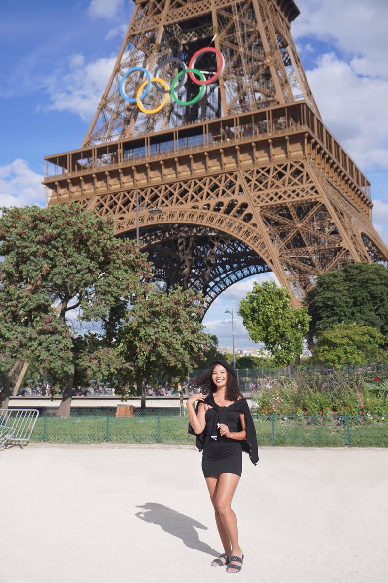 itssmaliyah's tweet photo. just came to say hi from the Eiffel Tower 🇫🇷 https://t.co/XyNBZKKAD7