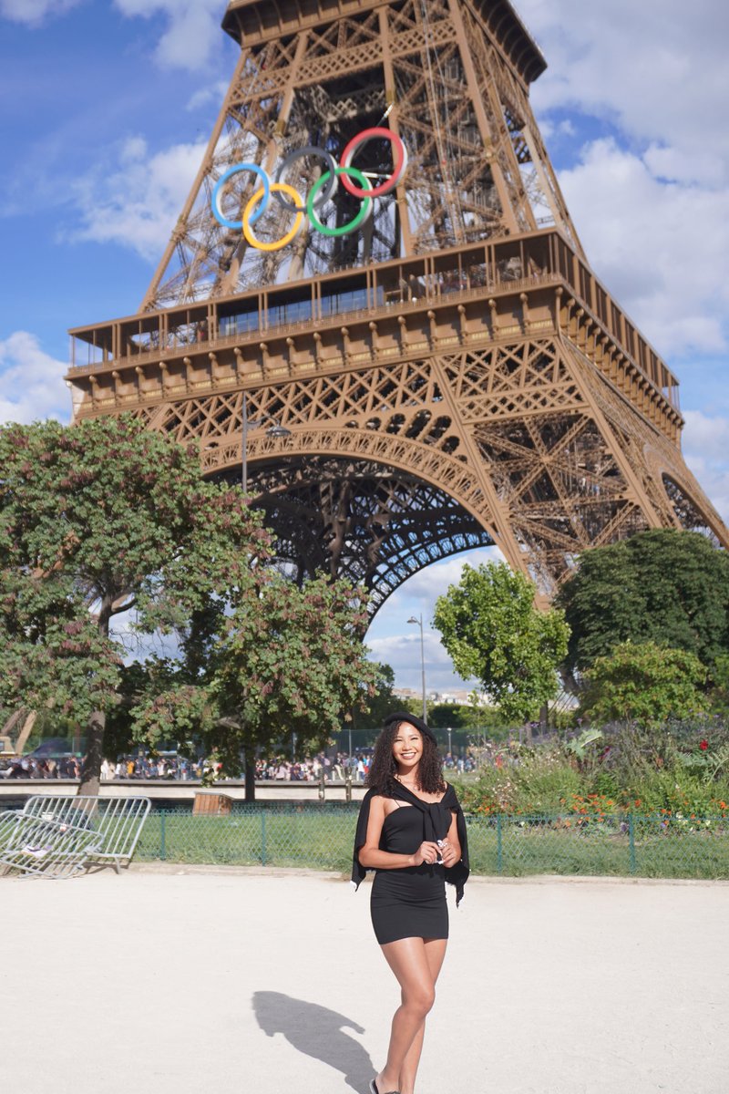 itssmaliyah's tweet photo. just came to say hi from the Eiffel Tower 🇫🇷 https://t.co/XyNBZKKAD7