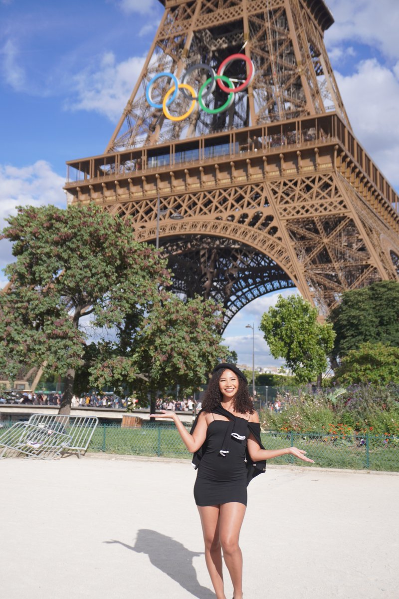 itssmaliyah's tweet photo. just came to say hi from the Eiffel Tower 🇫🇷 https://t.co/XyNBZKKAD7