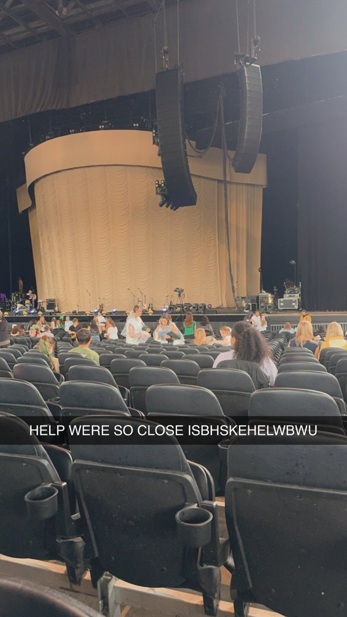 MalloryNichole1's tweet photo. @NiallOfficial @ginamilesmusic READY OMG https://t.co/nZhQnqWGc9