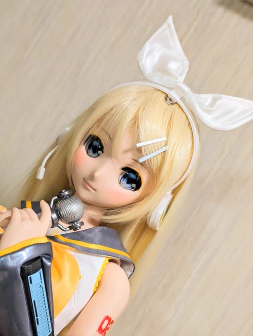 ウィッグやアイで全然雰囲気変わりますよ(*'ω`*) 例えばですが 1枚目はアイのみ 2枚目はわかりにくいかもですが ウィッグを変えた時 3枚目は 1枚目のウィッグと同じでアイを変えたパターンです そう言われるとめちゃくちゃ嬉しいです(*'ω`*)