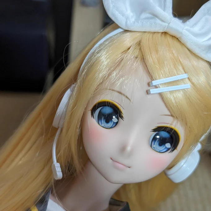 ウィッグやアイで全然雰囲気変わりますよ(*'ω`*) 例えばですが 1枚目はアイのみ 2枚目はわかりにくいかもですが ウィッグを変えた時 3枚目は 1枚目のウィッグと同じでアイを変えたパターンです そう言われるとめちゃくちゃ嬉しいです(*'ω`*)