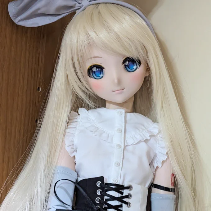 ウィッグやアイで全然雰囲気変わりますよ(*'ω`*) 例えばですが 1枚目はアイのみ 2枚目はわかりにくいかもですが ウィッグを変えた時 3枚目は 1枚目のウィッグと同じでアイを変えたパターンです そう言われるとめちゃくちゃ嬉しいです(*'ω`*)