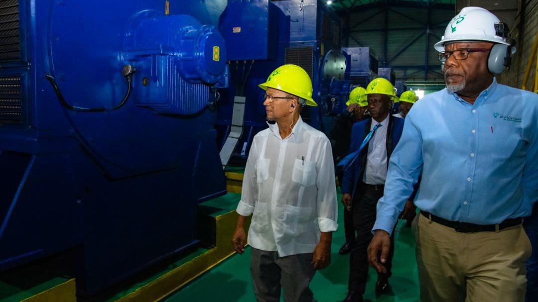 leslievoltaire's tweet photo. Mwen te genyen tou jounen jodia yon rankont pwodiktif ak Daniel-Gérard Rouzier, Prezidan Konsèy Administrasyon E-Power, ak Clément Bélizaire, Direktè Egzekitif. Leta reyafime detèminasyon li pou ranfòse patenarya piblik/prive a, ki esansyèl pou rekonstriksyon ak devlopman sektè enèji a an Ayiti.

________________________________________________

J'ai eu, également, ce mardi, un entretien productif et convivial avec Daniel-Gérard Rouzier, Président du Conseil d’administration d'E-Power, et Clément Bélizaire, Directeur Exécutif. L'État réaffirme sa détermination à renforcer le partenariat public/privé, crucial pour la reconstruction et le développement du secteur énergétique en Haïti.