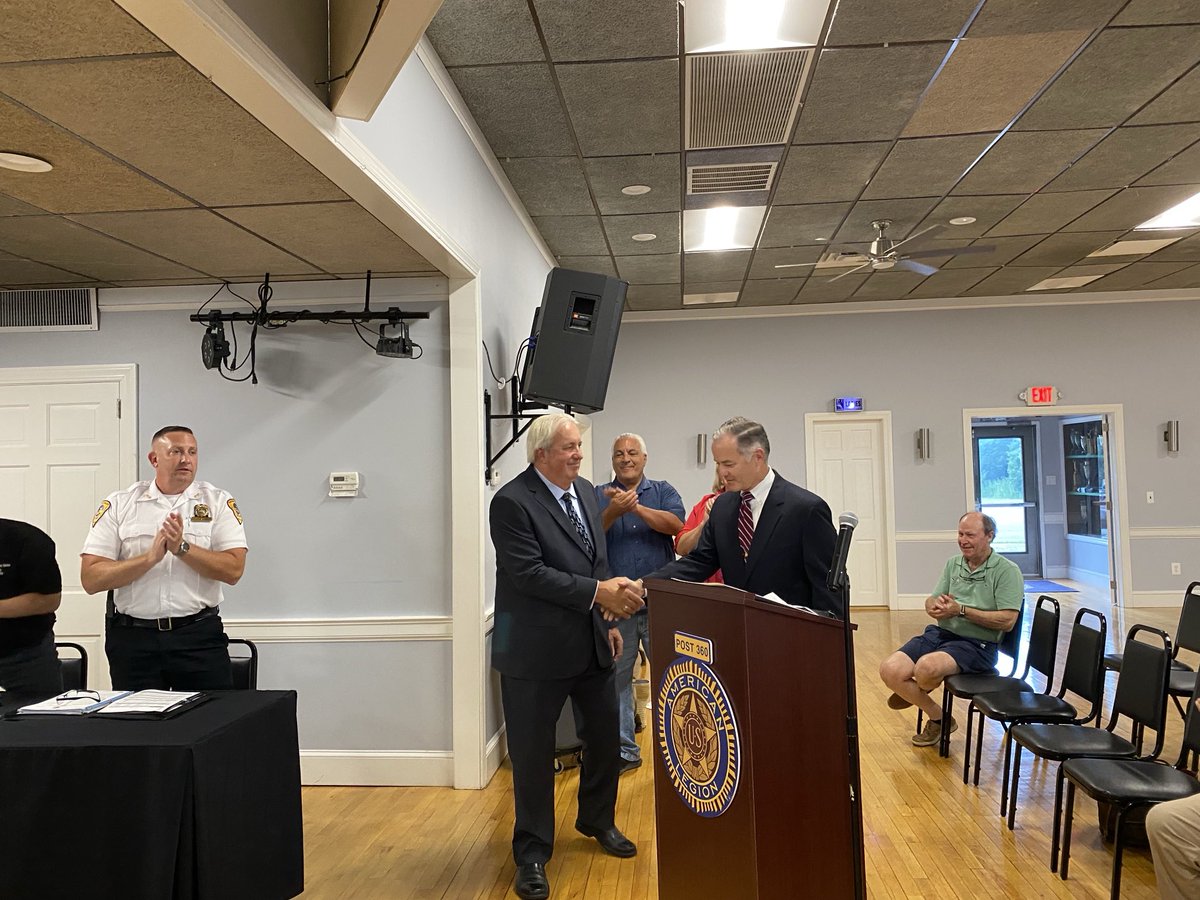 dsvmorris's tweet photo. Mark Dara is the first new mayor in Huntington Bay in 30 years. Town Supervisor Ed Smyth swears him in. #newsday #huntington https://t.co/z7qrUG3bxO