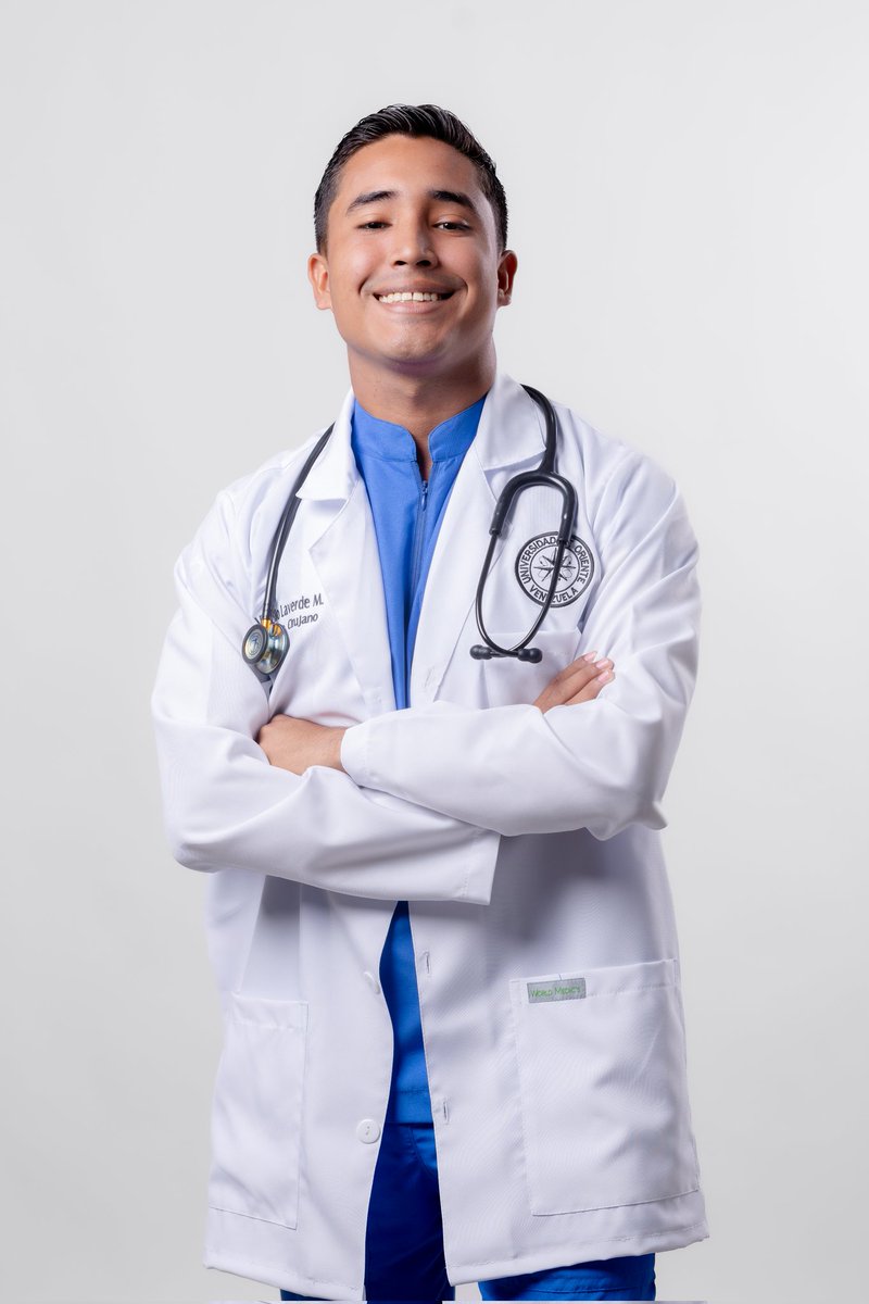 Para el Virgilio que hace mil cosas: abre los ojos, estás logrando la meta más importante que te propusiste y no te habías dado cuenta hasta que llegaste a este punto, LO HACES INCREÍBLE 💙

Fotos tipo anuario, promoción 94 de Médicos Cirujanos UDO Bolívar.