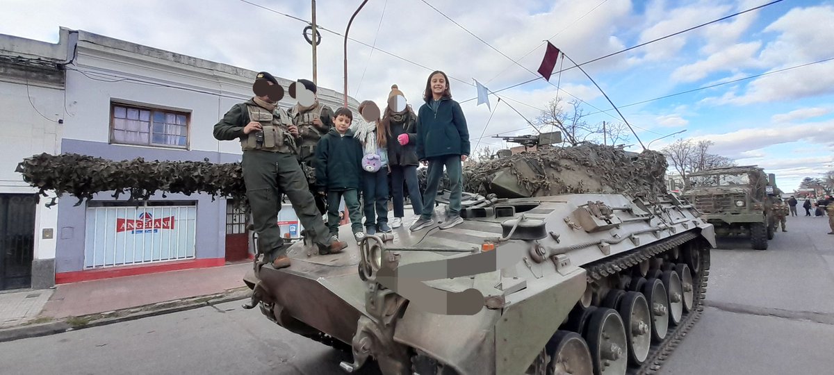 potonline's tweet photo. Hasta mis hijos se subieron a un tanque y conocieron de cerca a nuestros soldados! Como no lo va a hacer el presidente!!!!! @JMilei @PatoBullrich @luispetri https://t.co/xcu30s7ynF