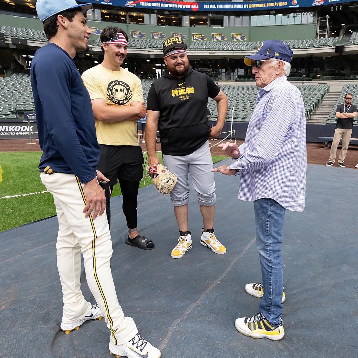 Now THAT is iconic 👇

During his first trip to MKE, Paul Skenes requested to meet the 🐐, Bob Uecker

#ThisIsMyCrew  x <a href="/Pirates/">Pittsburgh Pirates</a>