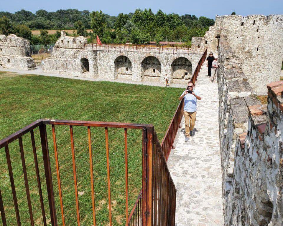 BGonxhja's tweet photo. 👷Në kuadër të restaurimit të Kalasë së Bashtovës, janë kryer këto ndërhyrje:
▪️Restaurimi &amp; plotësimi i qemerëve të tullës
▪️Restaurimi i bedenave
▪️Restaurimi i shkallëve të gurit
▪️Ndriçimi dekorativ
▪️Parapetet metalike
▪️Strukturat dekorative metalike
MEKI🤝Eu4Culture🤝UNOPS https://t.co/5OxNEAqCZj