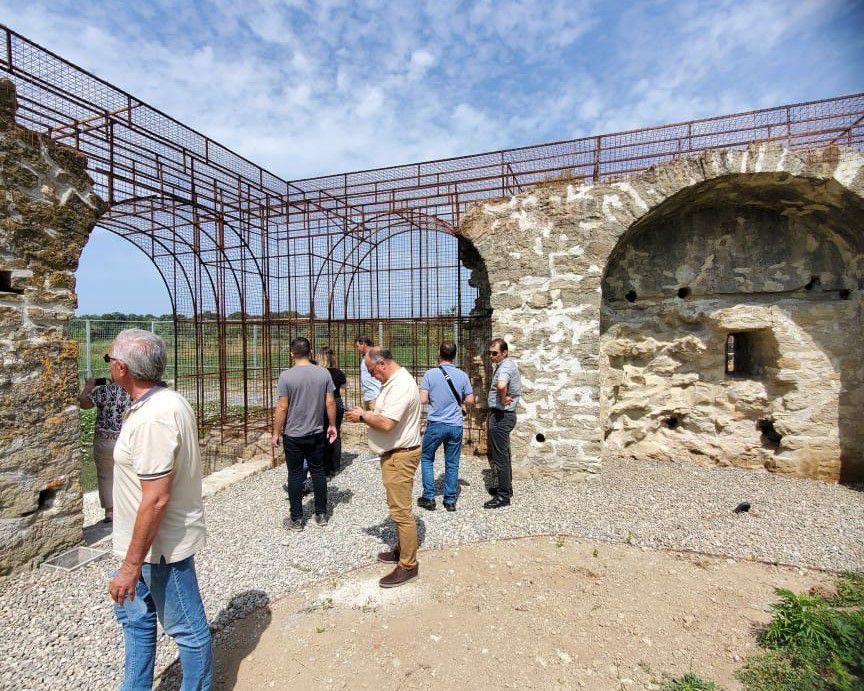 BGonxhja's tweet photo. 👷Në kuadër të restaurimit të Kalasë së Bashtovës, janë kryer këto ndërhyrje:
▪️Restaurimi &amp; plotësimi i qemerëve të tullës
▪️Restaurimi i bedenave
▪️Restaurimi i shkallëve të gurit
▪️Ndriçimi dekorativ
▪️Parapetet metalike
▪️Strukturat dekorative metalike
MEKI🤝Eu4Culture🤝UNOPS https://t.co/5OxNEAqCZj