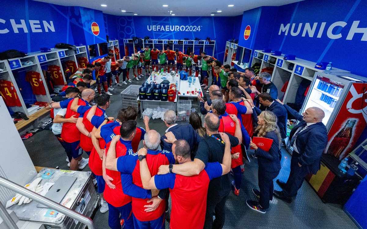 SEFutbol's tweet photo. 🤗 El camino de esta familia seguirá hasta Berlín.

GRACIAS por acompañarnos en este PRECIOSO VIAJE.

#VamosEspaña | #EURO2024 https://t.co/jOWeBUnT5z