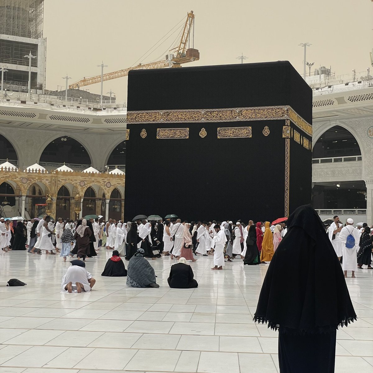 AsmaAalkaff's tweet photo. طابَ اللقاء وقرّت العيون وأرتوى القلبَّ
الحمدلله الذي بلغني هواء مكة وسكينتها
ورزقنِي عُمره تريح نَفسي الحمدلله على تمام العمرة، ربي أستودعتك أدعية فاض بها قلبي فاستجبها يـارب🤍🤍 https://t.co/w5VBfDdDGi