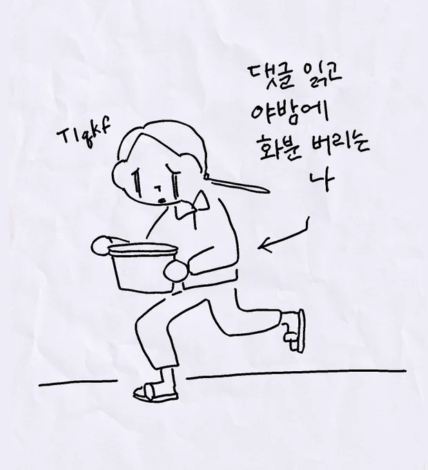 님들아 베란다에 비둘기가 터 잡으면 그 둘기가 알을 낳고 그 알을 쥐가 노리고 어린 비둘기가 죽어서 비둘기 시체와 쥐와의 싸움을 해야 한다고 합니다
비둘기에게 집을 내어주지 마세요 … 