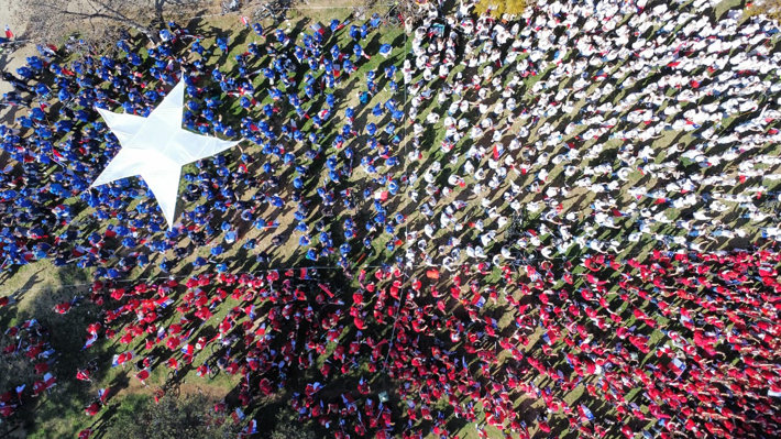 LaCoordinadora_'s tweet photo. Hoy, 9 de julio, nos unimos para honrar nuestra bandera, que siempre defenderemos como símbolo de unidad de Chile. #DíaDeLaBandera #Chile #Coordinadora 🇨🇱 https://t.co/LEj8aVuAPW