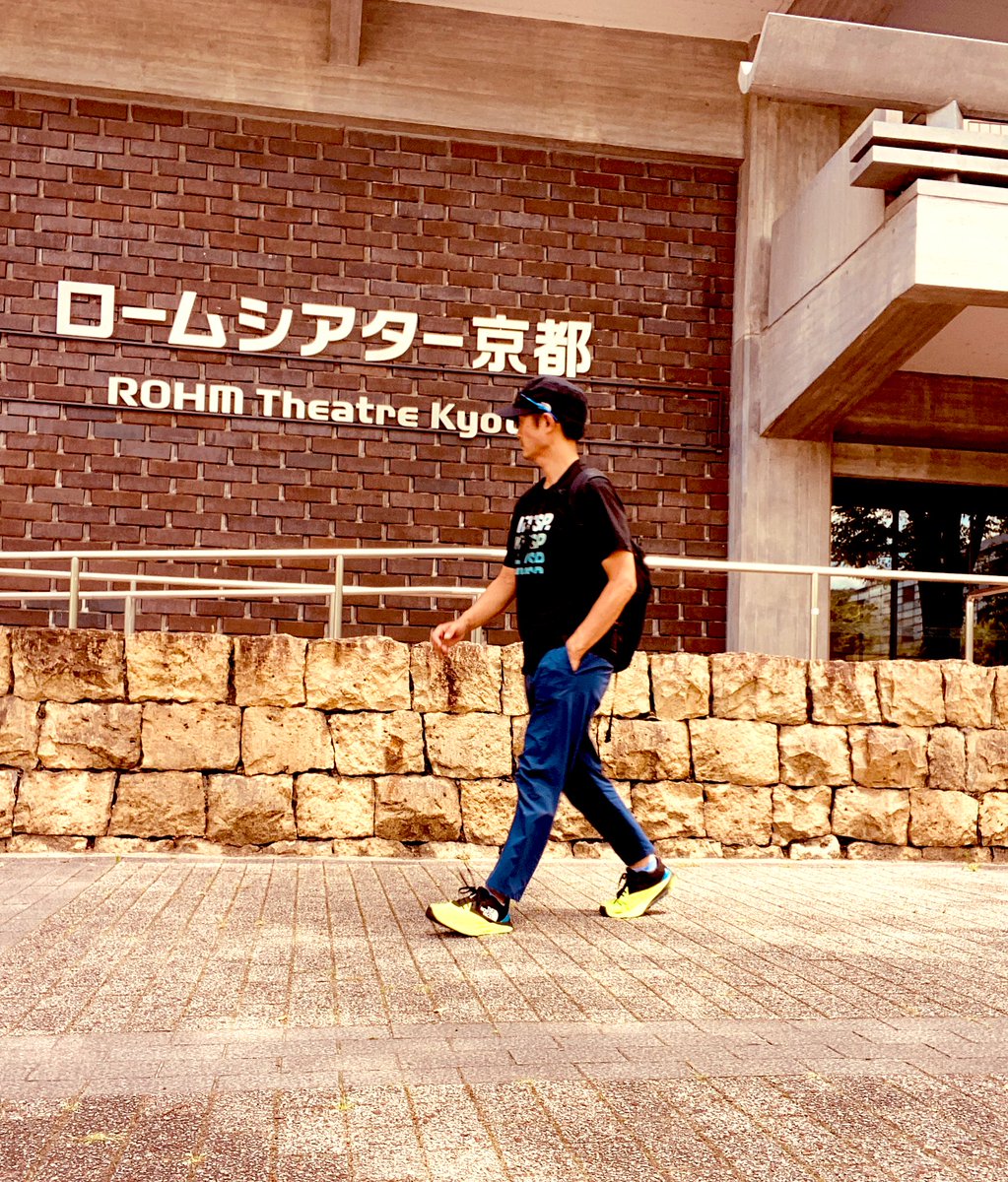 yuichiJonetu's tweet photo. 踏み出す1歩には、それぞれの想い。カッコつけて転んだ後、つぶれないように守った小さな花をポケットから青空に https://t.co/jKyP19yPpE