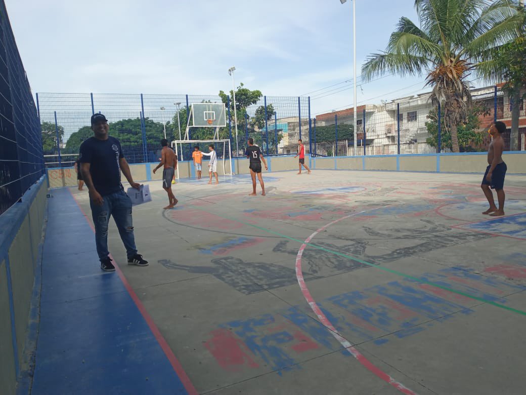 OfSeguridadBaq's tweet photo. Hoy los jóvenes de la localidad #Suroriente recibieron 
diferentes servicios de nuestra oferta institucional: 

📖 Taller de prevención de consumo de sustancias 
🤓 Caracterización personalizada
💡 Taller de responsabilidad penal juvenil 
⚽️ Partido amistoso de #FútbolConValores https://t.co/SueW5esyVU