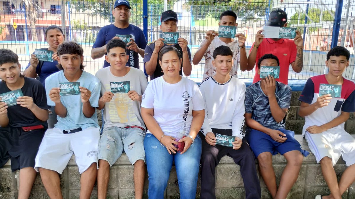 OfSeguridadBaq's tweet photo. Hoy los jóvenes de la localidad #Suroriente recibieron 
diferentes servicios de nuestra oferta institucional: 

📖 Taller de prevención de consumo de sustancias 
🤓 Caracterización personalizada
💡 Taller de responsabilidad penal juvenil 
⚽️ Partido amistoso de #FútbolConValores https://t.co/SueW5esyVU