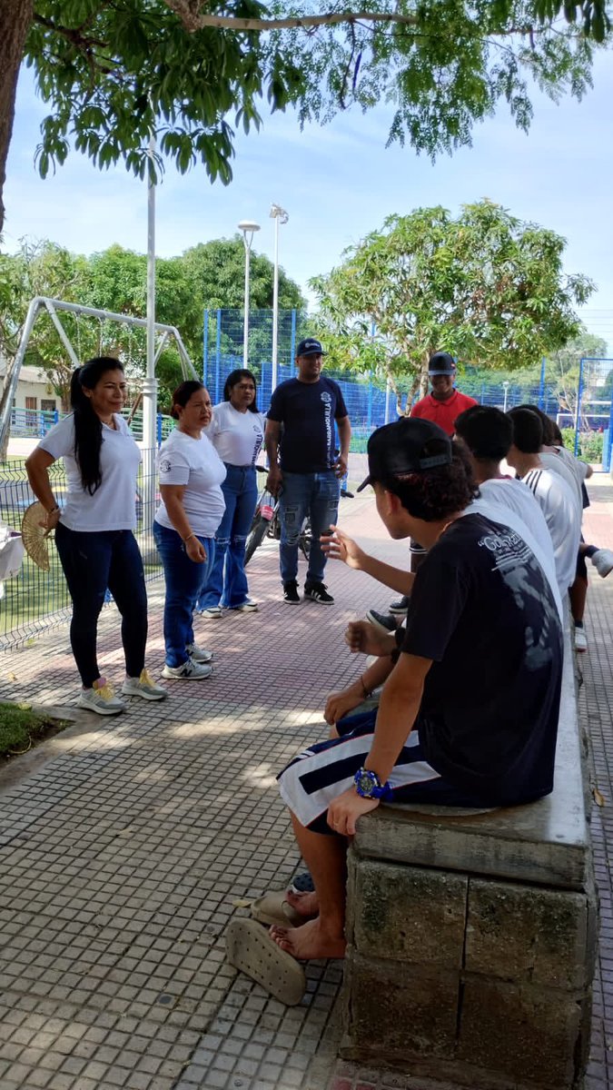 OfSeguridadBaq's tweet photo. Hoy los jóvenes de la localidad #Suroriente recibieron 
diferentes servicios de nuestra oferta institucional: 

📖 Taller de prevención de consumo de sustancias 
🤓 Caracterización personalizada
💡 Taller de responsabilidad penal juvenil 
⚽️ Partido amistoso de #FútbolConValores https://t.co/SueW5esyVU