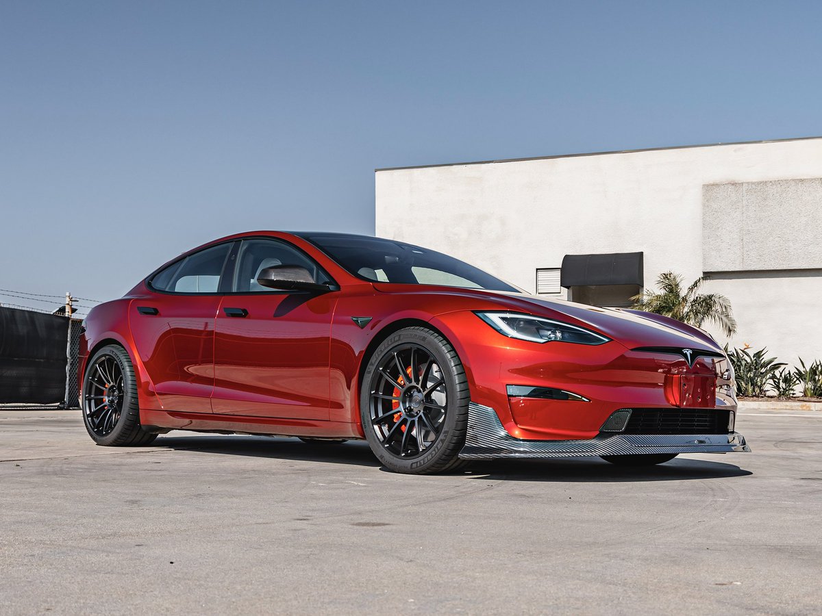 UnpluggedTesla's tweet photo. Ultra Red hits different. Changes so many shades depending on the lighting and never fails in photos. https://t.co/IjBQzsKxBS