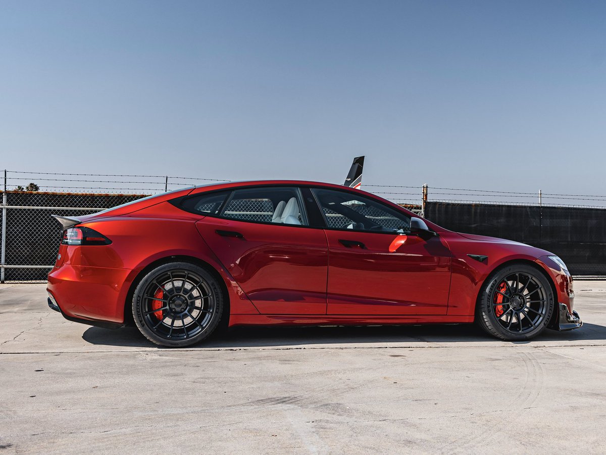 UnpluggedTesla's tweet photo. Ultra Red hits different. Changes so many shades depending on the lighting and never fails in photos. https://t.co/IjBQzsKxBS