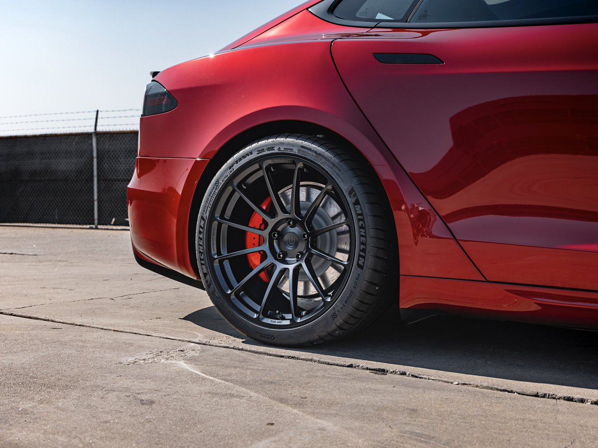UnpluggedTesla's tweet photo. Ultra Red hits different. Changes so many shades depending on the lighting and never fails in photos. https://t.co/IjBQzsKxBS