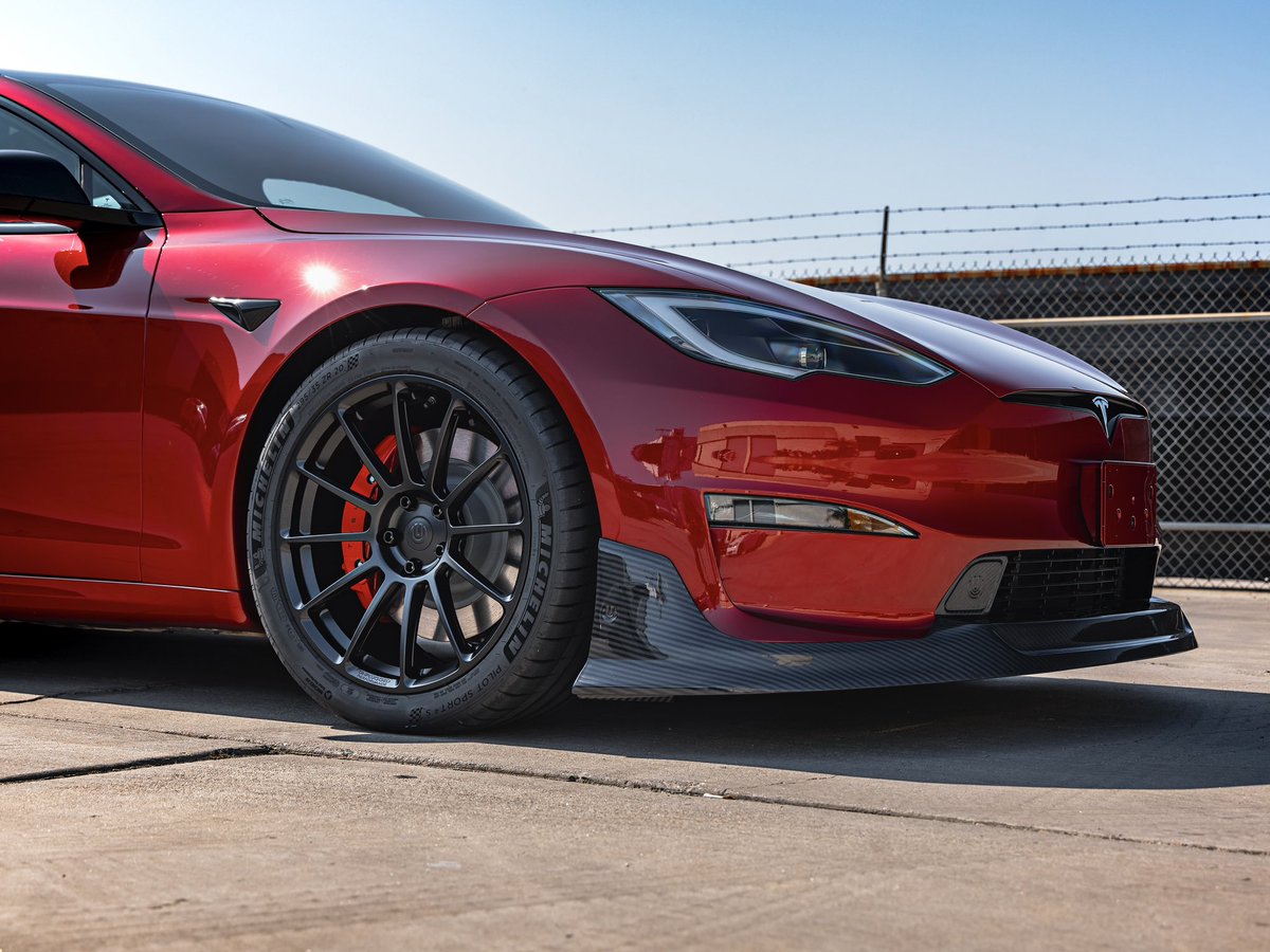 UnpluggedTesla's tweet photo. Ultra Red hits different. Changes so many shades depending on the lighting and never fails in photos. https://t.co/IjBQzsKxBS