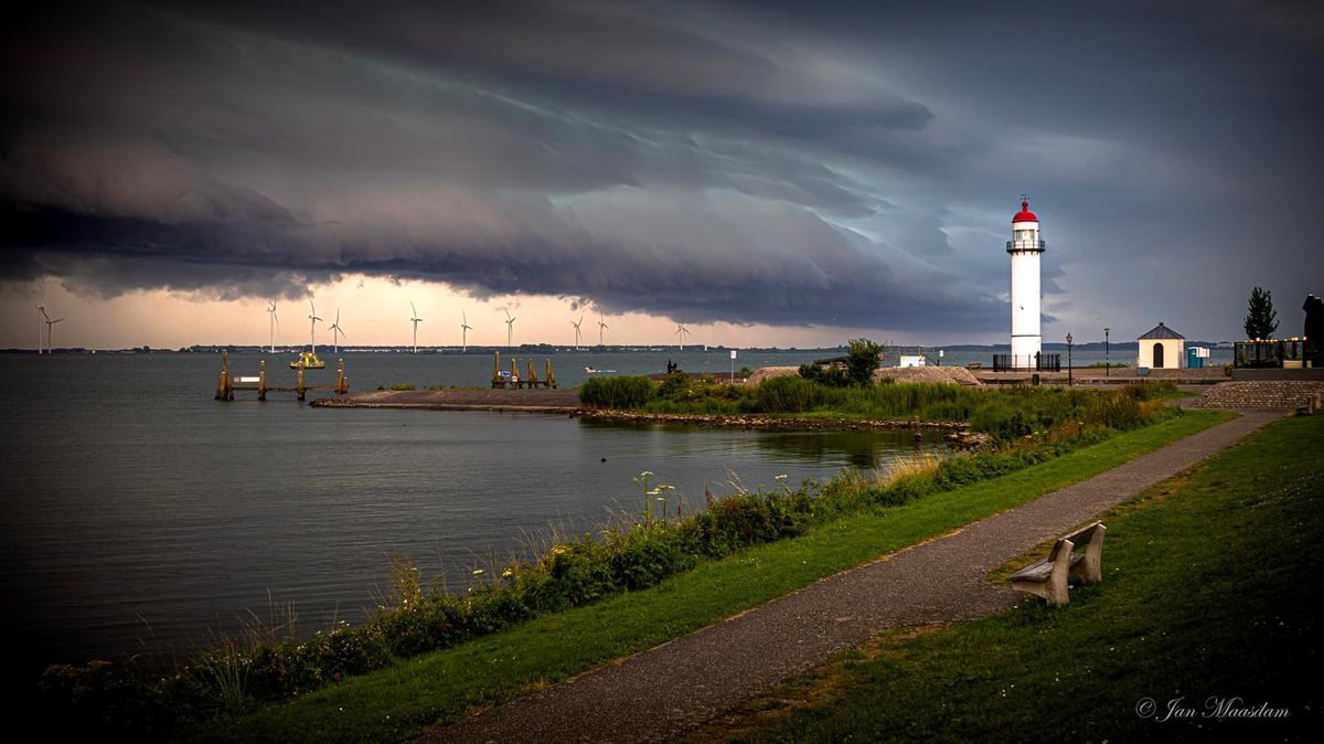 JanMaasdam's tweet photo. machtig gezicht die rollende wolkenloos het haringvliet te hellevoetsluis https://t.co/NZH25Zvlqc