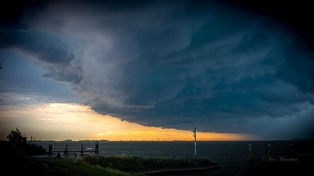 JanMaasdam's tweet photo. machtig gezicht die rollende wolkenloos het haringvliet te hellevoetsluis https://t.co/NZH25Zvlqc