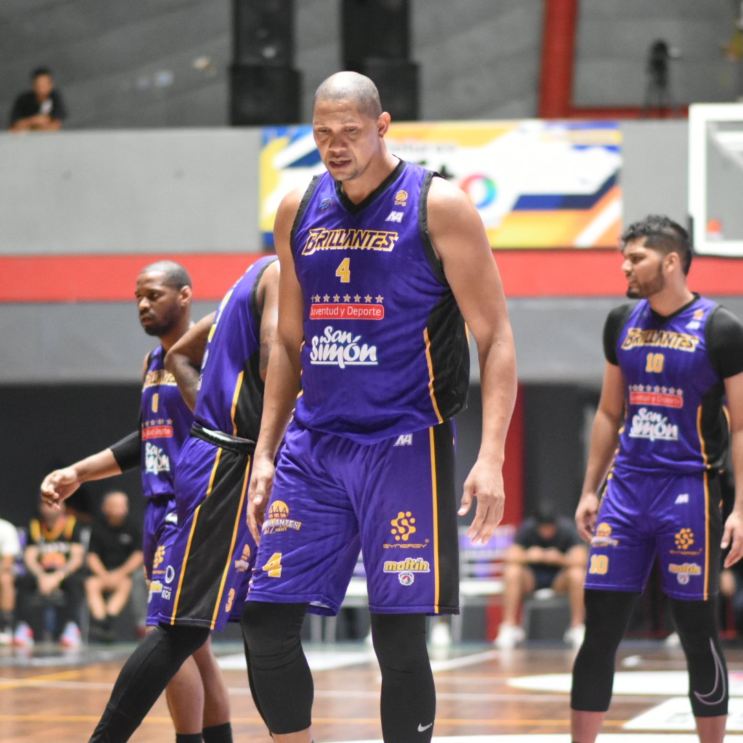 SantiAce23's tweet photo. Miguel Marriaga (40) acaba de igualar el récord de Jack Michael Martínez en el baloncesto profesional venezolano de más rebotes en un solo cuarto (10). 

Tomó los 10 en el primer cuarto del Brillantes-Broncos, jugando 7 minutos. 

Ambas marcas se dieron en Parque Miranda. https://t.co/bVyZ0CaABa