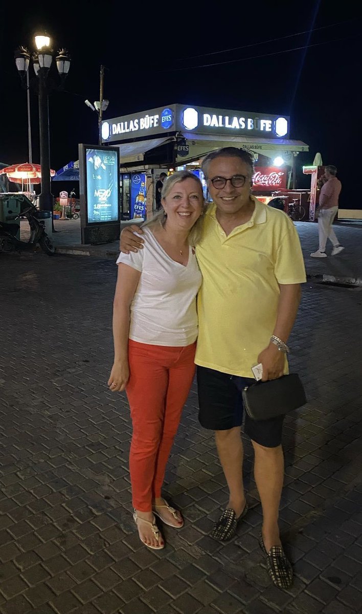 Ozlem Solu (@ozlemsolu) on Twitter photo Girne’de sokak köpeğinin İtalyan ayakkabısını çalıp peşinden koştuğumuz geceden bir poz. Doğumgünü hediyesi <a href="/mayrukcouture/">Barbaros Şansal 🇨🇾🎗</a> ile anı dilemiştim, şanslıyım ki; kendisi eşim ve bana fazlasını yaşattı. Zihnim beni terk edene kadar özel bir yerde saklı kalacak. İyi ki doğdun güzel adam Girne’de sokak köpeğinin İtalyan ayakkabısını çalıp peşinden koştuğumuz geceden bir poz. Doğumgünü hediyesi <a href="/mayrukcouture/">Barbaros Şansal 🇨🇾🎗</a> ile anı dilemiştim, şanslıyım ki; kendisi eşim ve bana fazlasını yaşattı. Zihnim beni terk edene kadar özel bir yerde saklı kalacak. İyi ki doğdun güzel adam