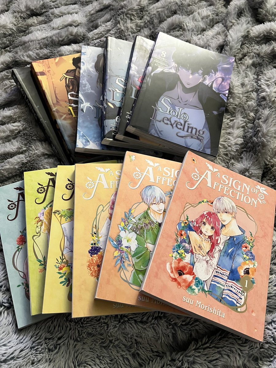 GUYS, stfu right NEOW. My bf’s friends gf (who I’m not close to at all, probably had three interactions with her) let me borrow all these mangas/manhwas. 🥹🥹