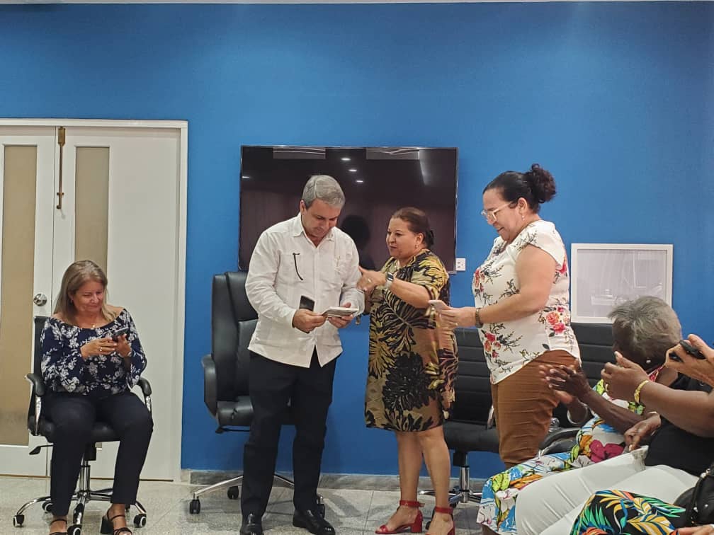 Excelente intercambio de las mujeres directivas con la Secretaria General de la <a href="/FMC_Cuba/">FMC de Cuba</a>, con la presencia de nuestro ministro <a href="/WalterBG_MES/">Walter Baluja García</a>.
Experiencias, logros, expectativas y retos dentro de la educación superior y las comunidades en el  trabajo por el adelanto de la mujer.