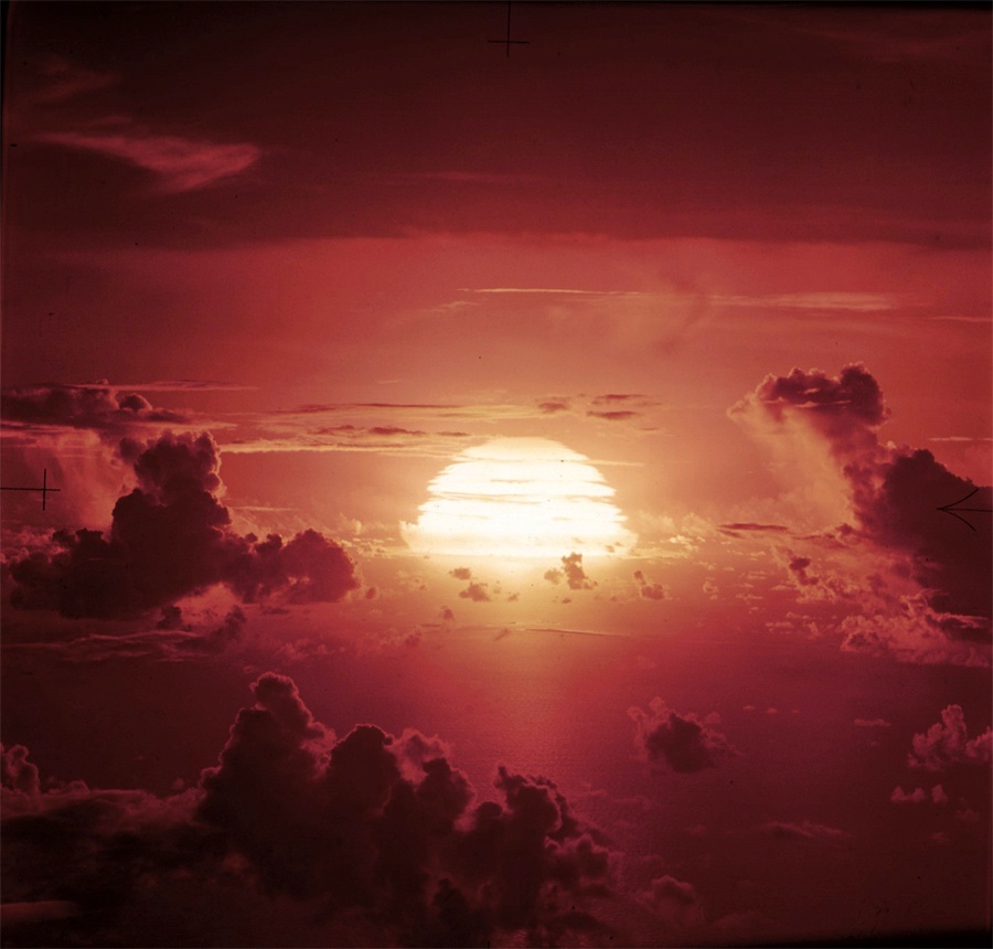 «Apache» thermonuclear test, 1.85 Megatons, Eniwetok Atoll, 9 July 1956.