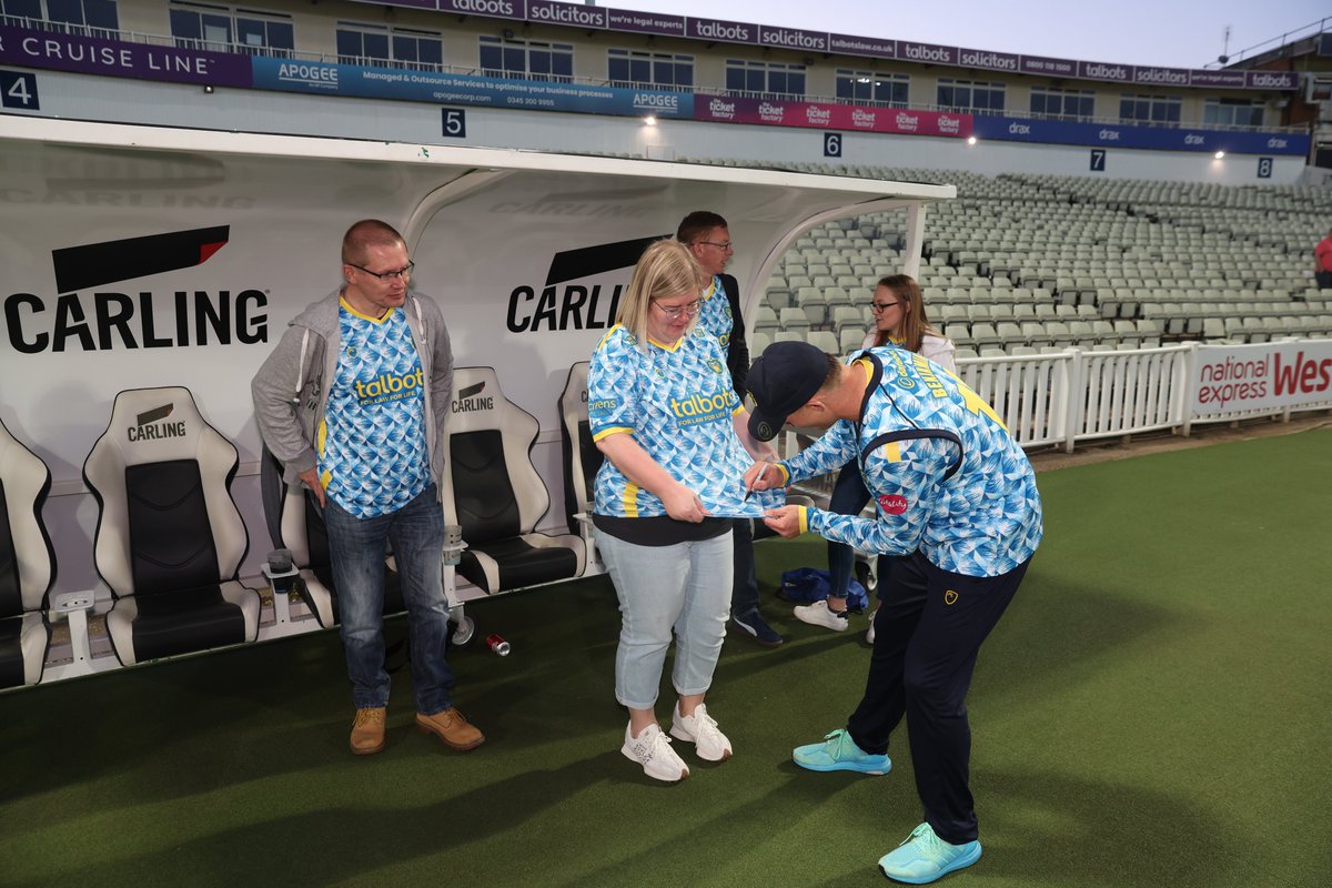WarwickshireCCC's tweet image. 𝗖𝗮𝗿𝗹𝗶𝗻𝗴'𝘀 𝗕𝗲𝘀𝘁 𝗦𝗲𝗮𝘁𝘀 𝗜𝗻 𝗧𝗵𝗲 𝗛𝗼𝘂𝘀𝗲! 🙌
   
- Best Seats in the House 🏟️
- Food and drink 🍕
- No U18s 🔞

Want to join us on Sunday for #BIRvDER? Just follow and 𝙍𝙏 for your chance to win.      

🐻#YouBears | #CarlingsBestSeats | @carling