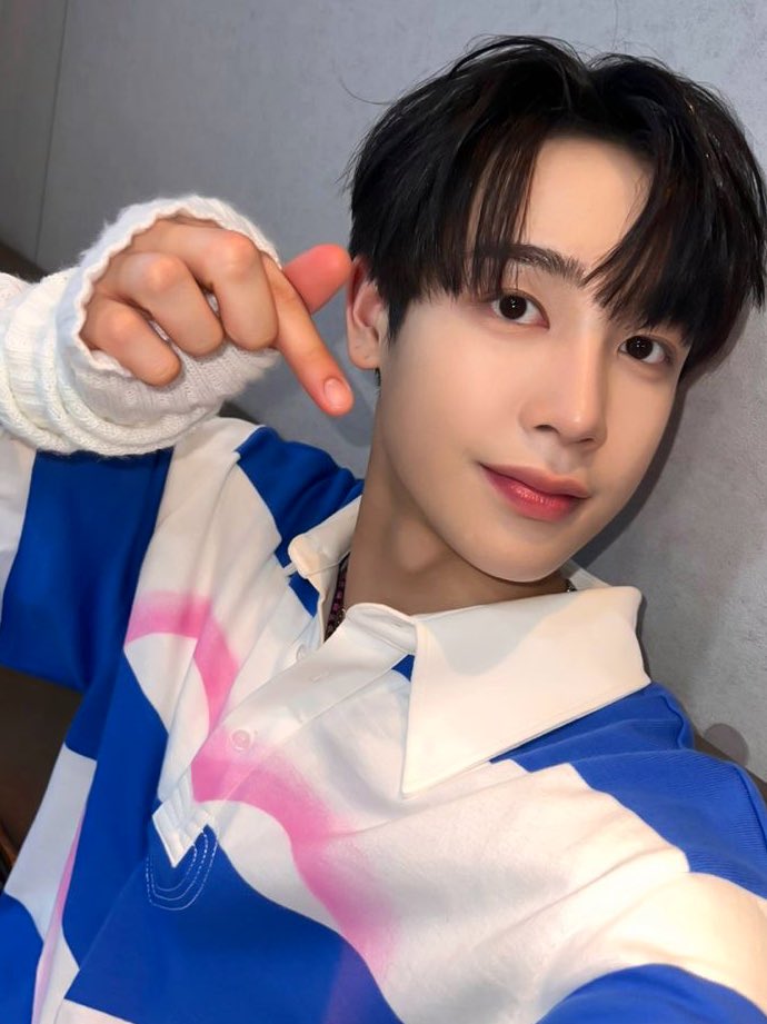 imhuntylover's tweet photo. ♡ ᴀʟᴡᴀʏꜱ ᴡᴇ’ʀᴇ ᴛᴏɢᴇᴛʜᴇʀ ♡
#road𝓨selcaday #RYSD #roadyselcaday #xikers #싸이커스 #HUNTER #헌터 https://t.co/cpQzDkLgzZ