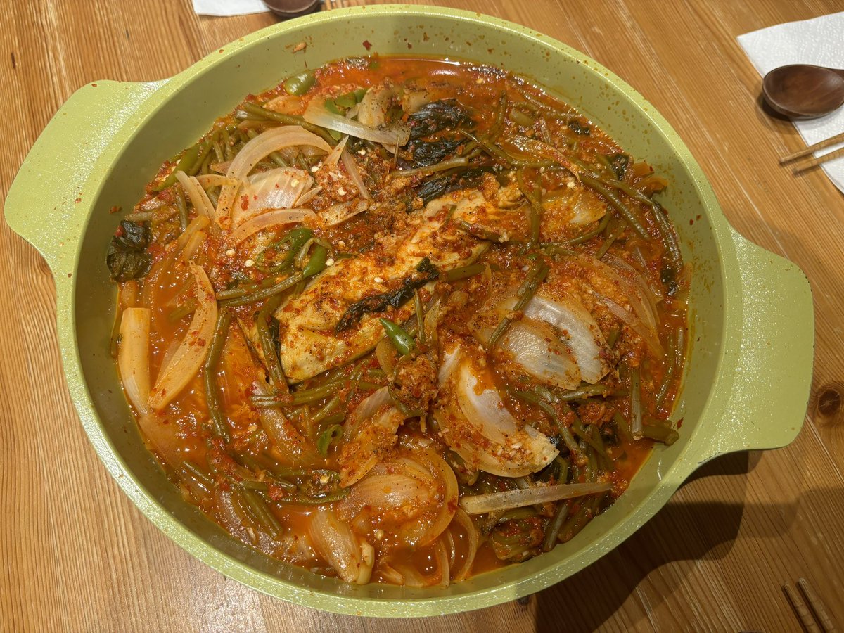 yevliii's tweet photo. Had yummy braised mackerel with kimchi~ 😋😍 There are 2 pots too!~ #momchef #soyummy #koreanfood https://t.co/pfCod7Jk4P