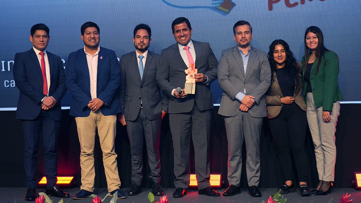 MINPRODUCCION's tweet photo. #ProduceInforma | La campaña Perú Produce - Virtual 🇵🇪 del @minproduccion, ganó la categoría "Mejor Uso de Herramientas Digitales por el Estado", durante la premiación de la asociación sin fines de lucro internacional @iabperu, destacando el trabajo en la transformación digital en favor de las mype a través de @tuempresagobpe.