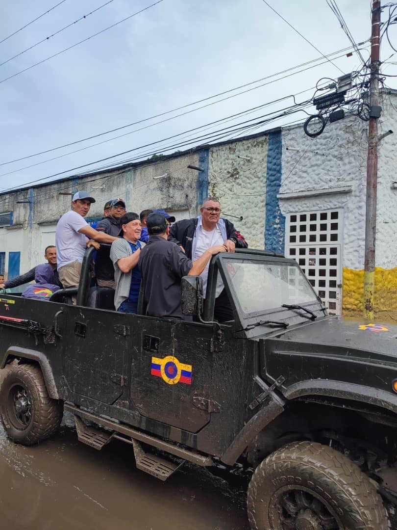 AlexisJCorredor's tweet photo. #Cumanacoa || 📢 Bendecidos con la lluvia vamos a la reunión con el Presidente @NicolasMaduro en el puesto de Comando Presidencial. 

#CumanacoaSomosTodos https://t.co/Wb7CPz5Spe